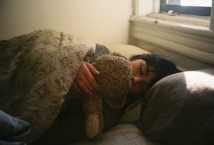 dormir con lentes de contacto